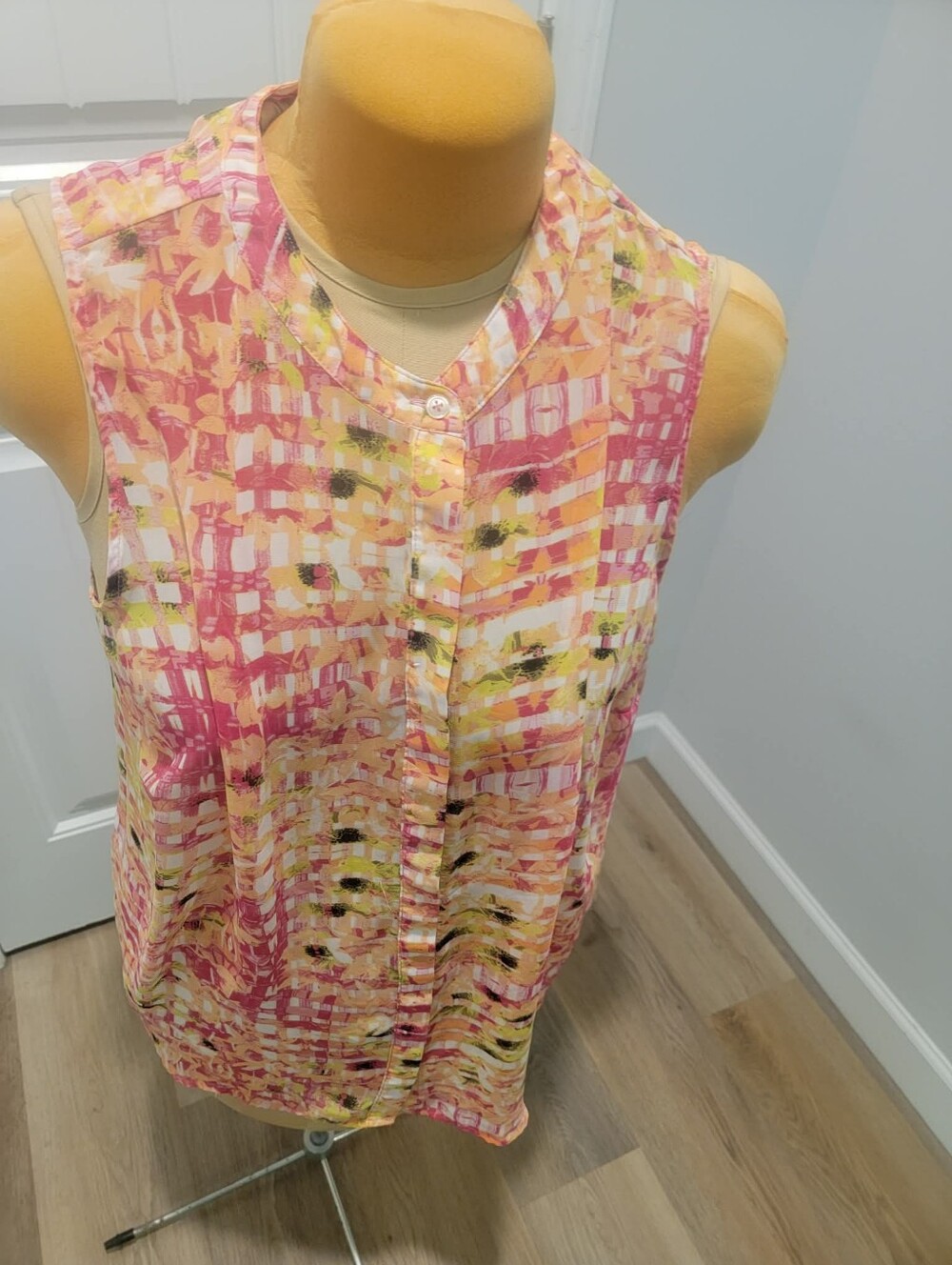 Apt. 9 Plus Size 3X Sheer Chiffon Sleeveless Button Down Blouse in Pinks, Yellow - Picture 3 of 10